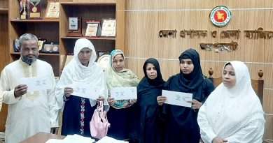 জয়পুরহাটে গণঅভ্যুত্থানে ৩ জন শহীদ পরিবারের মাঝে সঞ্চয় পত্র বিতরণ 