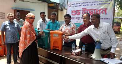 জয়পুরহাট পৌরসভায় বর্জ্য পৃথকীকরণে ডাস্টবিন বিতরণ
