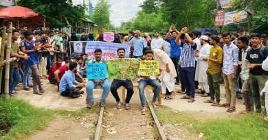 বগুড়ায় রেলপথে শিক্ষার্থী বিক্ষোভ ও অবরোধে ট্রেন চলাচল বন্ধ