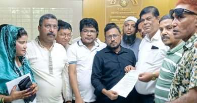 পৌর হোল্ডিং ট্যাক্স বৃদ্ধি স্থগিতের দাবীতে স্মারকলিপি প্রদান