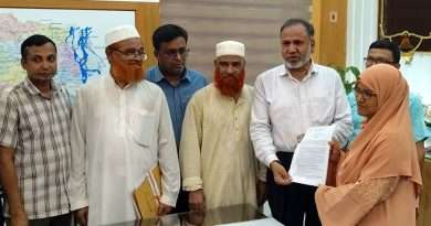 ৫ দফা দাবিতে সরকারি মাধ্যমিক শিক্ষক-কর্মকর্তাদের মানববন্ধন