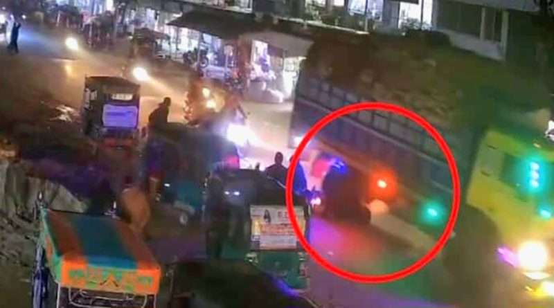 পত্নীতলায় ট্রাকচাপায় প্রাণ গেলো মা-মেয়ের