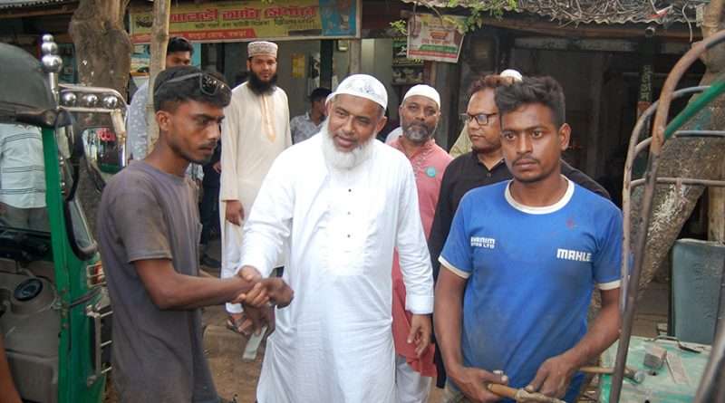 বগুড়া মাটিডালী বিমান মোড়ে দাঁড়িপাল্লায় ভোট চাইলেন জামায়াত প্রার্থী সোহেল