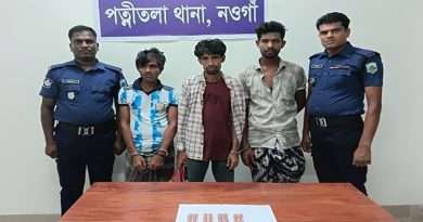 পত্নীতলায় মাদক বিরোধী অভিযান চালিয়ে ৩ মাদক ব্যবসায়িকে আটক করেছে পুলিশ